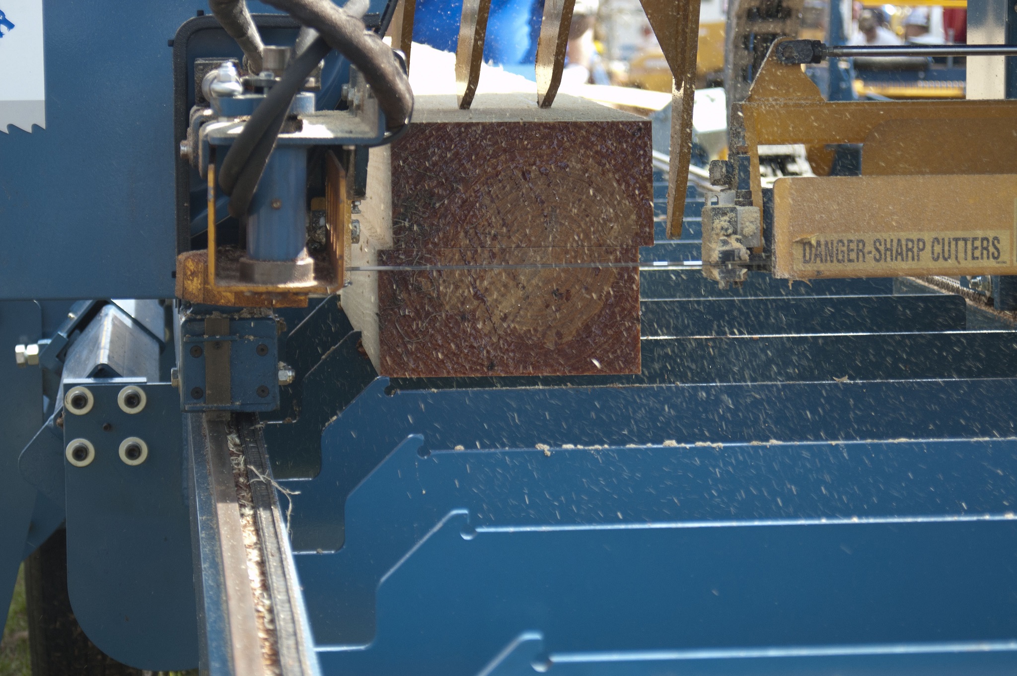 Serra_de_fita_woodmaster_in_use_alta (3).jpg